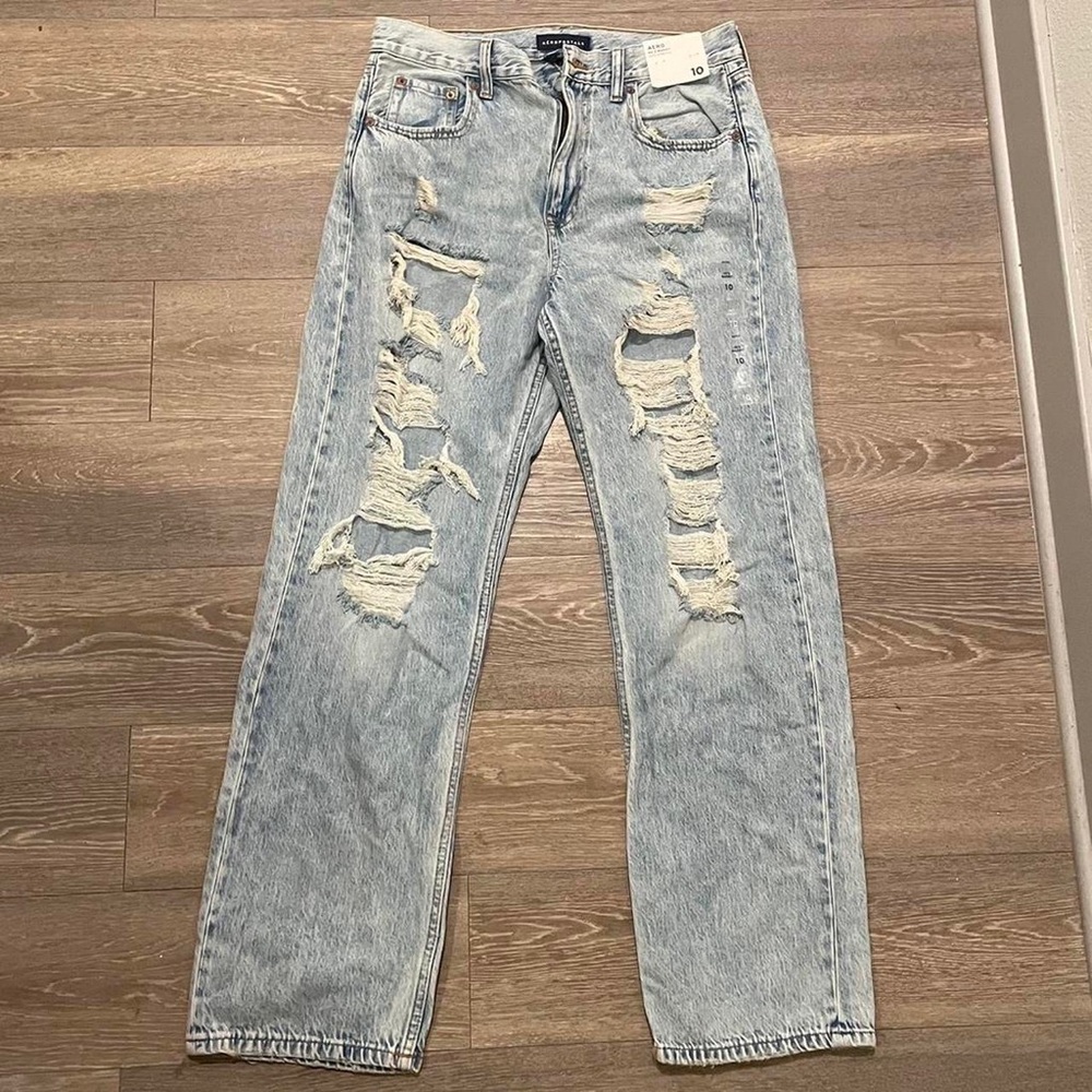 Aeropostal 90s baggy jeans.